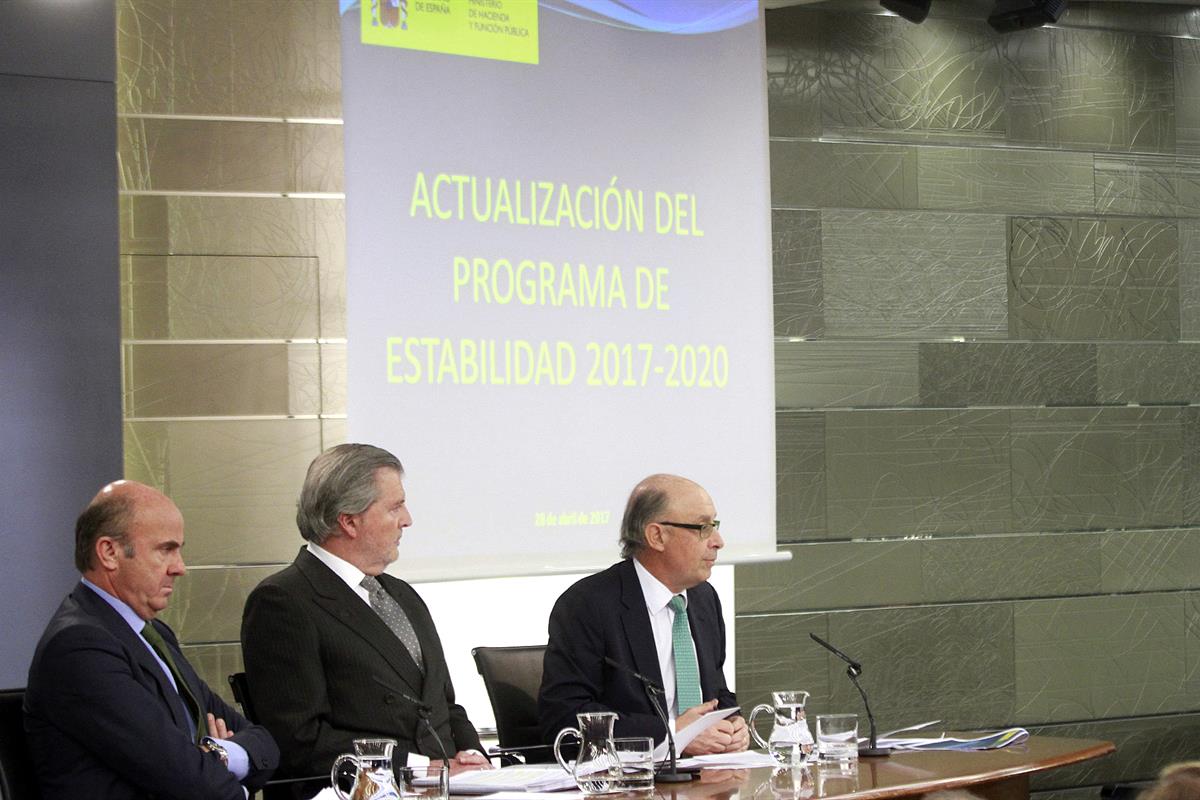 28/04/2017. Consejo de Ministros: Méndez de Vigo, Montoro y De Guindos. El ministro de Educación, Cultura y Deporte y portavoz del Gobierno,...